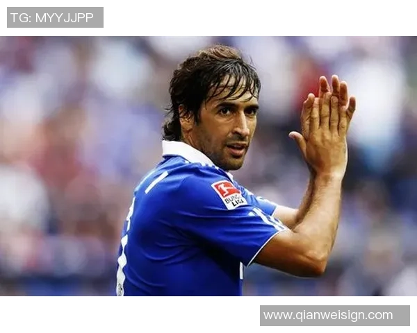 绝美足球球星风采：闪耀赛场的动人瞬间与经典时刻